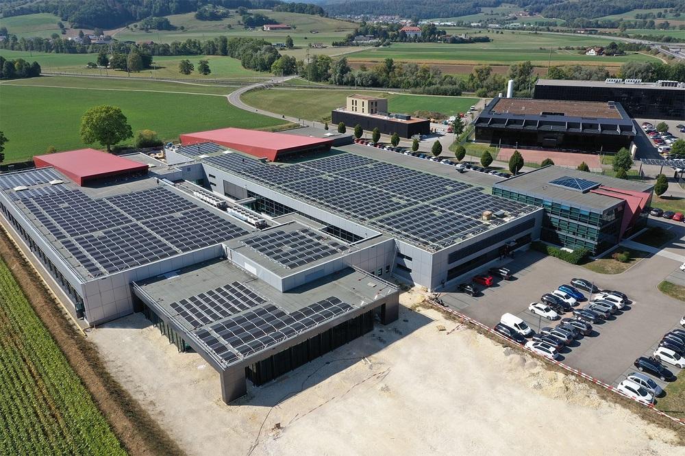 Sur le toit de l’entreprise Willemin-Macodel SA, la plus grande centrale PV de Delémont.