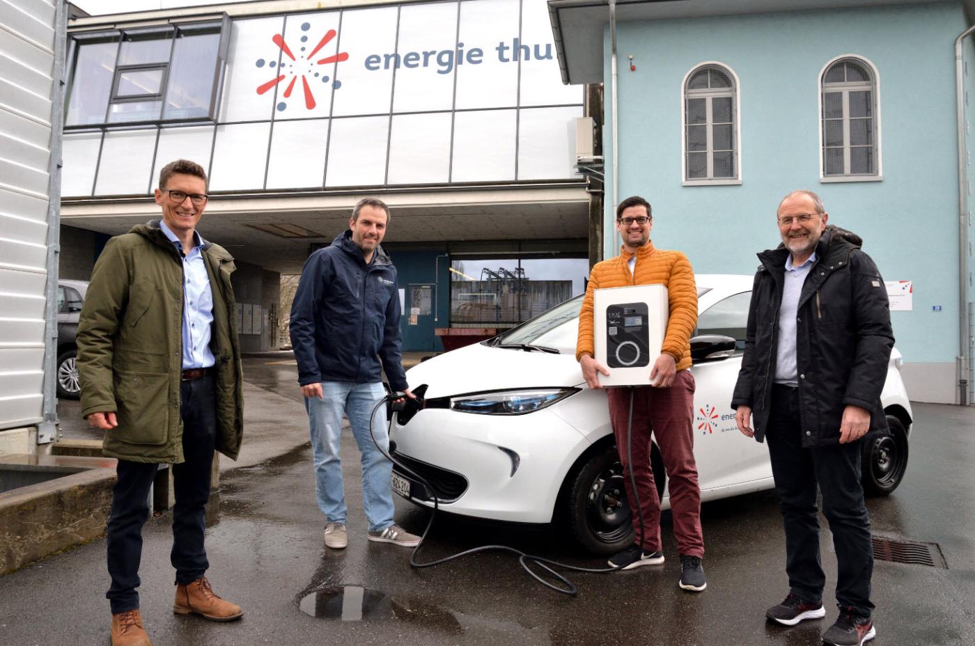 Die Beteiligten am Pilotprojekt der Energie Thun (v.l.): Paul Hugentobler (Geschäftsführer Technik der Optimatik AG), Christoph Woodtli (Innovationsmanager Energie Thun AG), Fabian Trinkler (CEO eCarUp AG), Christoph Brönnimann (Vizepräsident des Vereins SmartGridready).