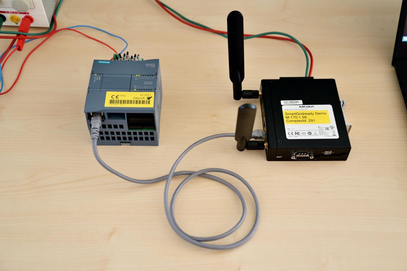 Demo-System: Modem (rechts) und Steuerung des SmartGridready-Systems, das bei Virtual Global Trading in Aarau eingesetzt wird.