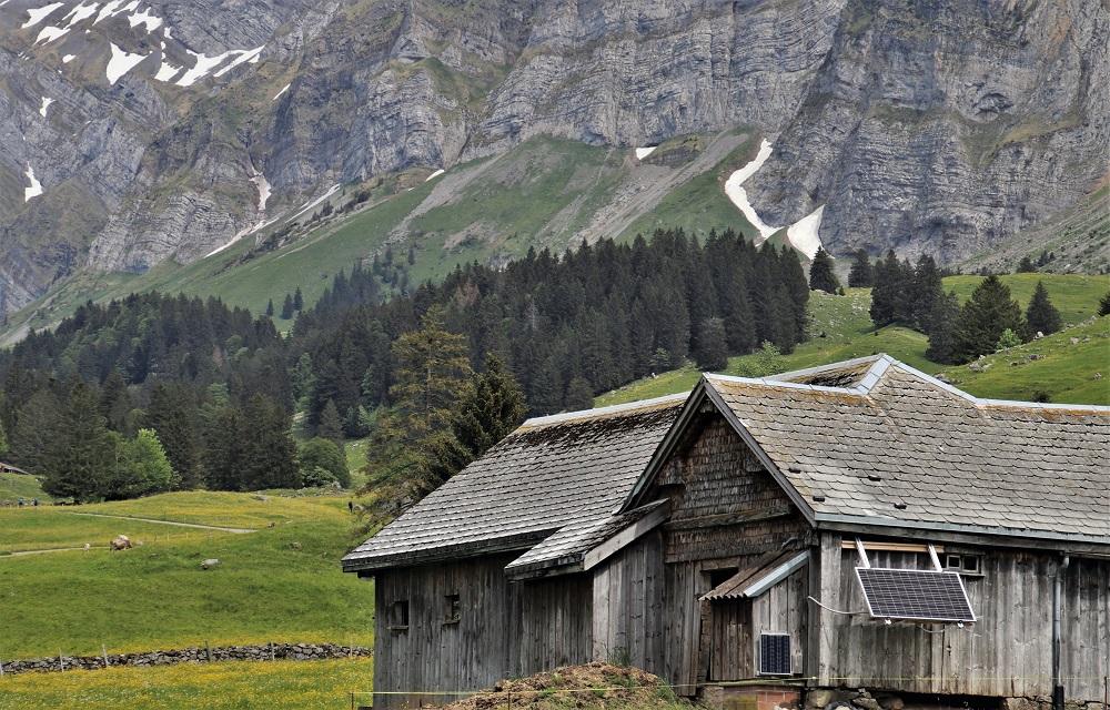 Le photovoltaïque dans l’espace alpin (sur la photo, la région du Säntis) offre un grand potentiel de développement qui ne peut pas être exploité pour l’instant : les résistances contre les projets en question restent trop fortes.