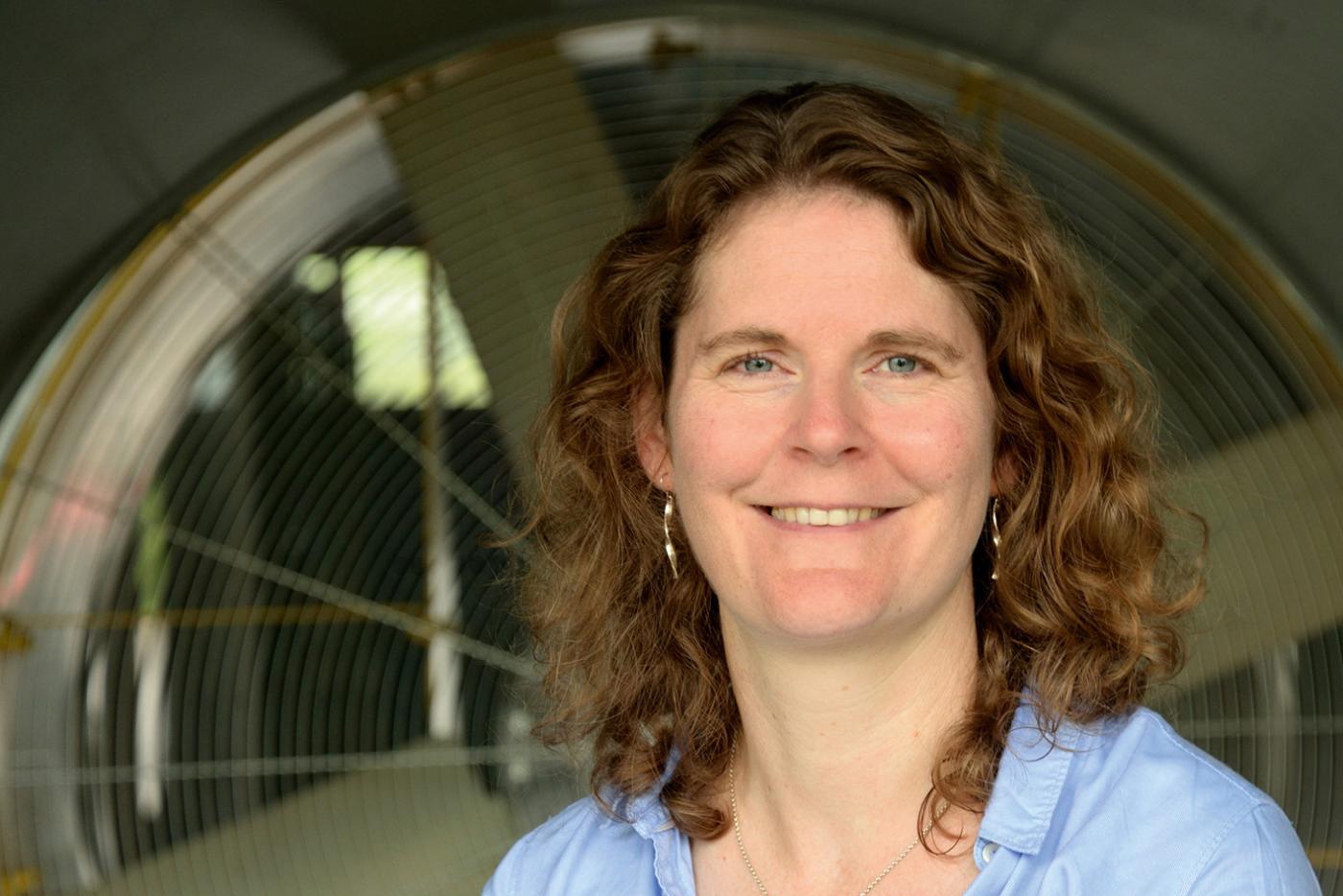 Sarah Barber vor dem Windkanal in Jona. Sie leitet die Windenergieforschung an der Fachhochschule OST.