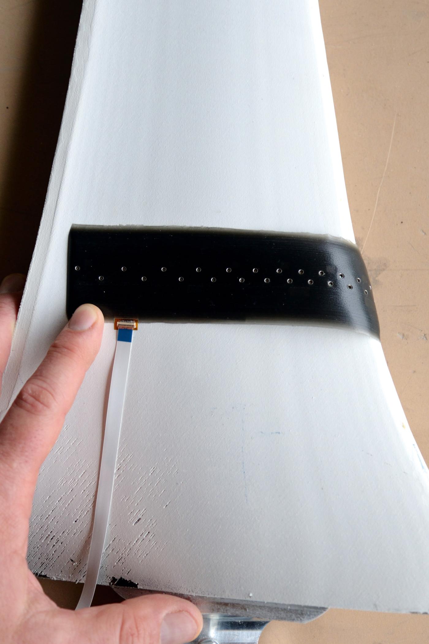 Ein Band mit Drucksensoren, das auf Windflügel aufgeklebt werden und sich selbst mit Energie versorgen kann.