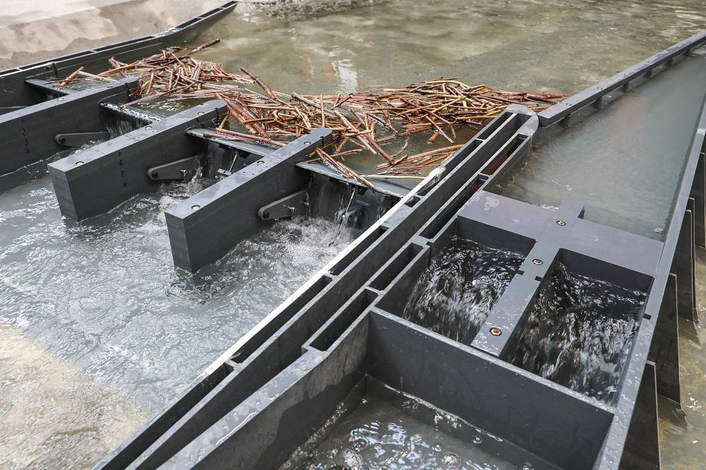 Modèle physique (PL-LCH EPFL): essais de transit du bois flottant en cas de crues.
