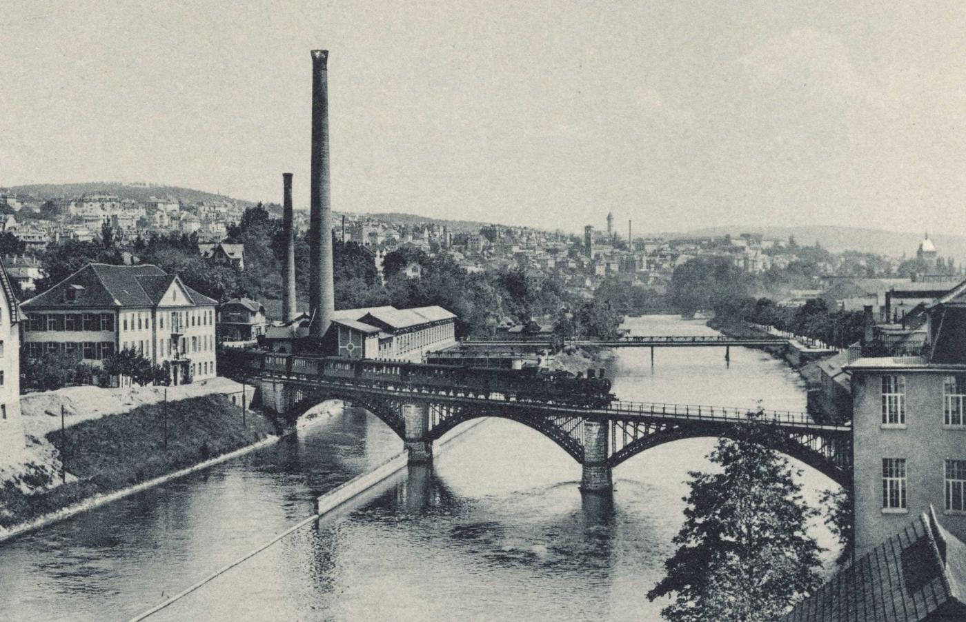 Ein Wasserkraftwerk mit Kamin: Bereits um 1910 wurde Elektrizität erzeugt, wobei bei Wassermangel im Winter zwei mit Kohle betriebene Dampfmaschinen die Generatoren unterstützten.