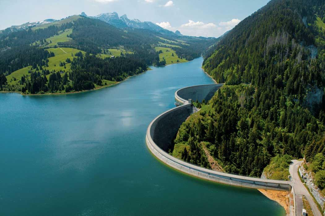 <strong>Figure 3</strong> Le lac de retenue de l’Hongrin exploité par la centrale de pompage-turbinage vaudoise FMHL, au sein de laquelle est étudié le potentiel du fonctionnement en court-circuit hydraulique pour la mise à disposition d’une puissance de réglage négative sans palier.