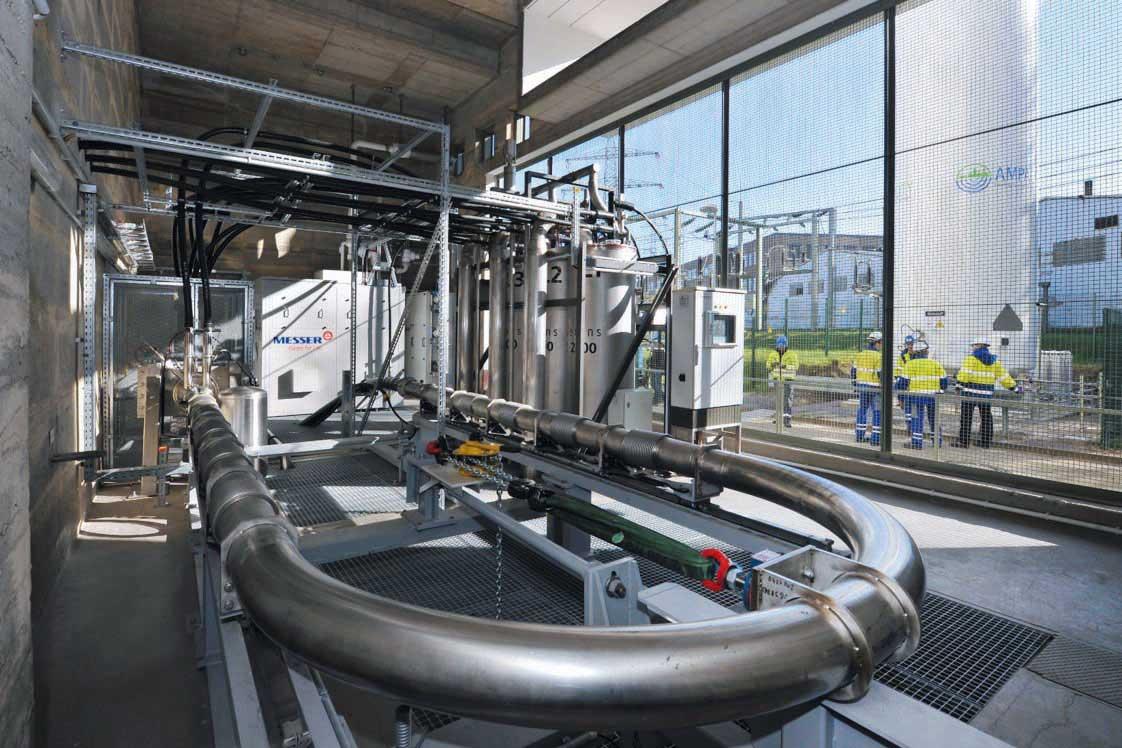 Câble supraconducteur de 10 kV utilisé d’avril 2014 à mars 2021 dans le centre-ville d’Essen. Le réservoir d’azote se trouve à droite, à l’extérieur du bâtiment.