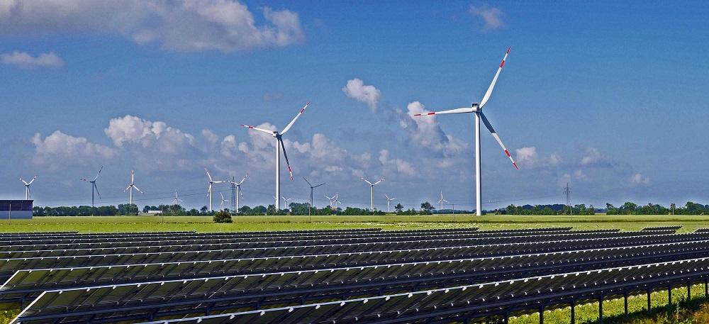 À l’avenir, en plus des grandes centrales, des milliers d’installations de production décentralisées produiront de l’énergie volatile (surtout solaire et éolienne) et l’injecteront dans le réseau.