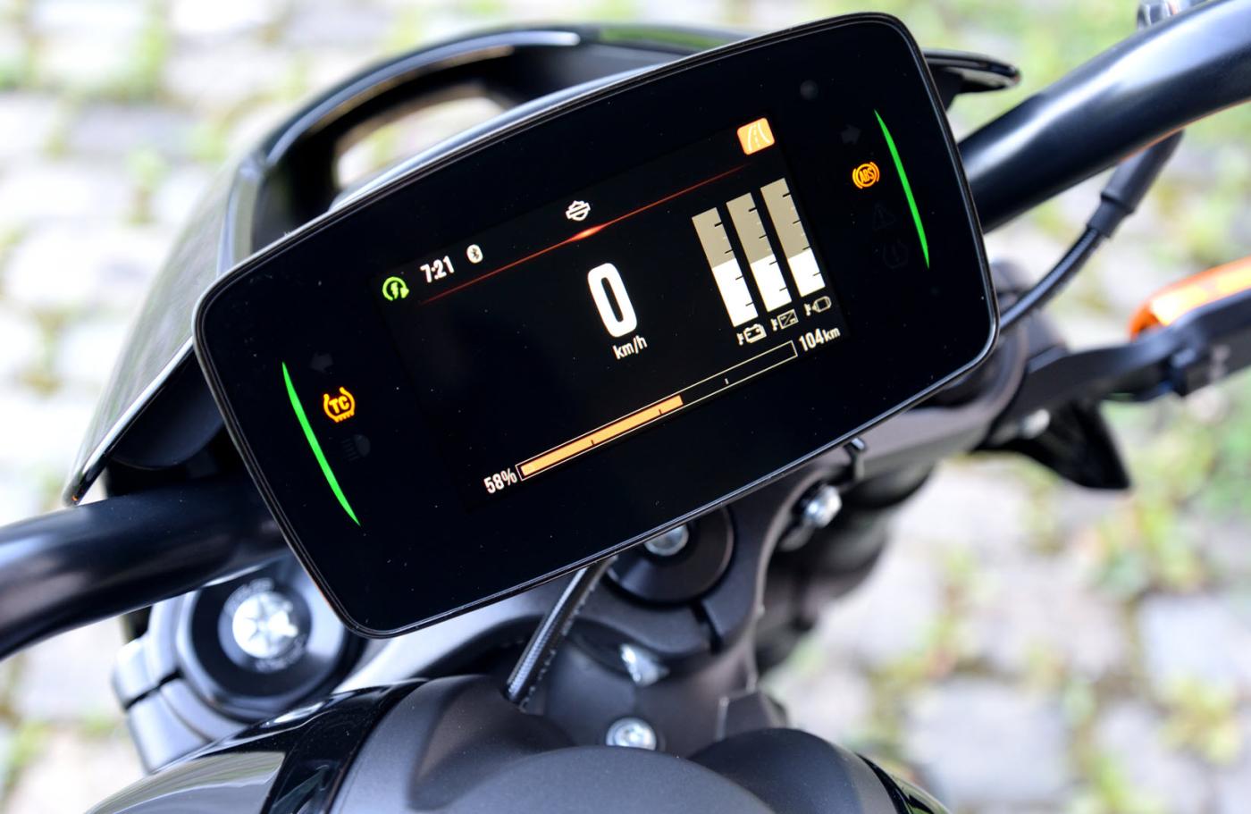 Klar und aufgeräumt: Das Display informiert über Wesentliches und kann Zusatzinfos wie die Temperaturen von Batterie, Leistungselektronik und Motor anzeigen.