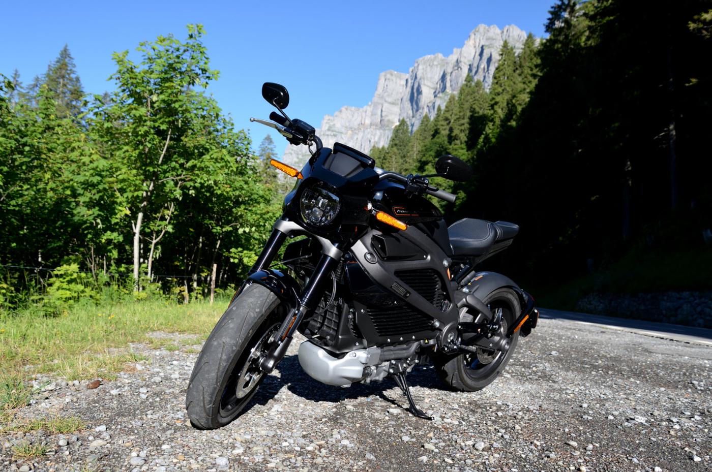 Auf dem Klausenpass. Der flüssigkeitsgekühlte Motor liegt zuunterst und sorgt für einen niedrigen Schwerpunkt, der sich positiv auf das Kurvenverhalten auswirkt.