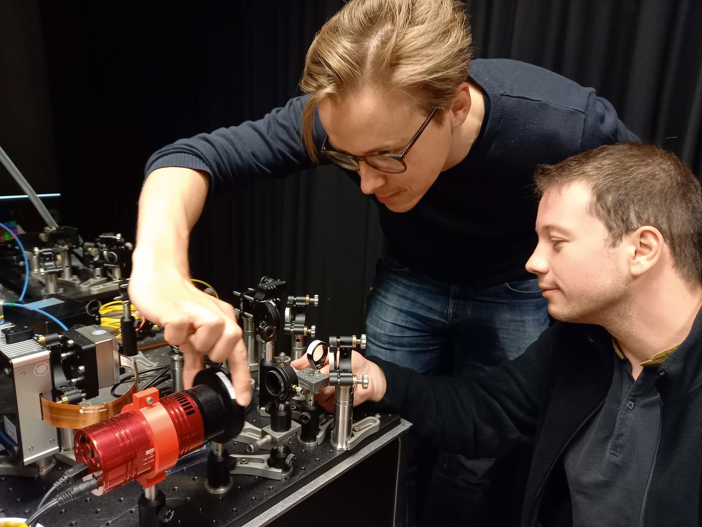 Darius Urbonas und Ioannis Georgakilas (v. l.) beim Justieren eines Versuchsaufbaus für optische Schaltelemente.