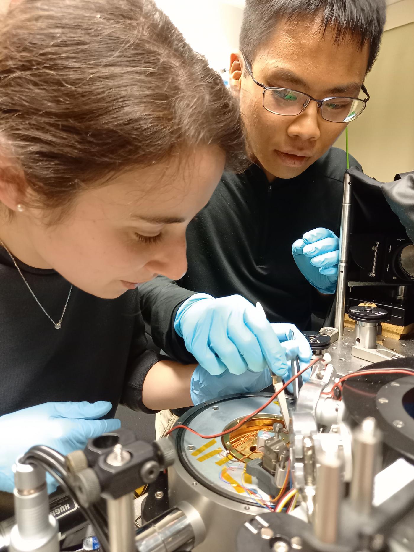 Ein Kryostat für optische Experimente bei –269°C wird von den Forschern Virginia Oddi und Etsuki Kobiyama zur Kühlung von Perowskit-Proben vorbereitet.