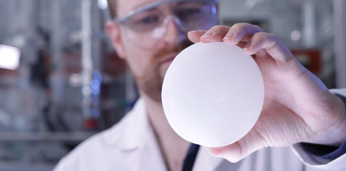 Felix Marske hält eine Probe des neuen Materials.