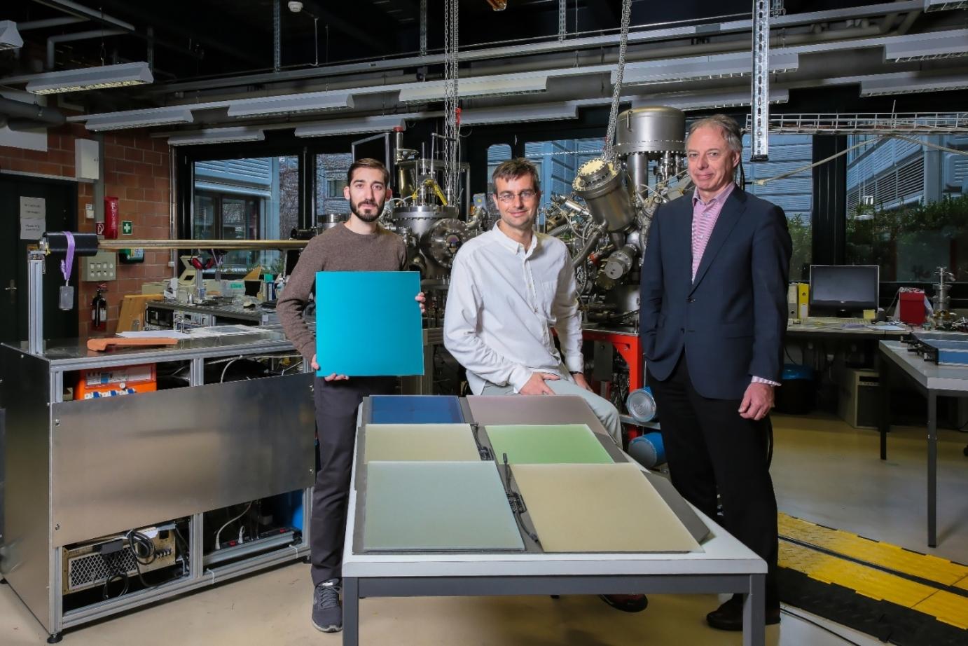 Nicolas Jolissaint, SwissINSO, Andreas Schüler et Jean-Louis Scartezzini, EPFL, (de g. à d.) ont développé des panneaux solaires novateurs, colorés par interférences lumineuses.