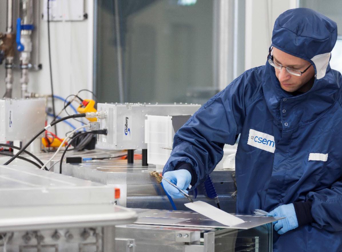 Production des cellules photovoltaïques en salle blanche.