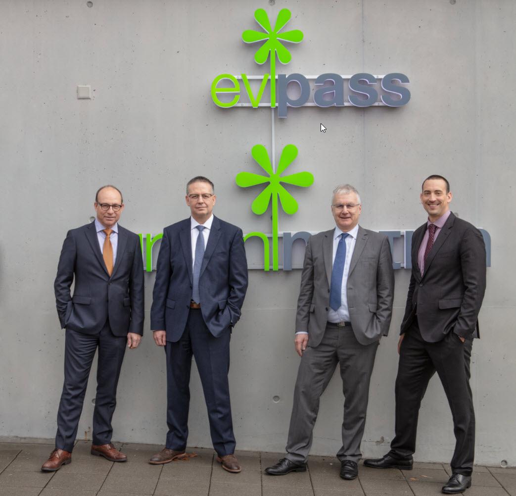 De g. à d.: Hubert Zimmermann (CEO d’AEW Energie), René Soland (membre de la direction d’AEW Energie), Paul Michellod (directeur général de FMV) et François Randin (CEO de Green Motion).