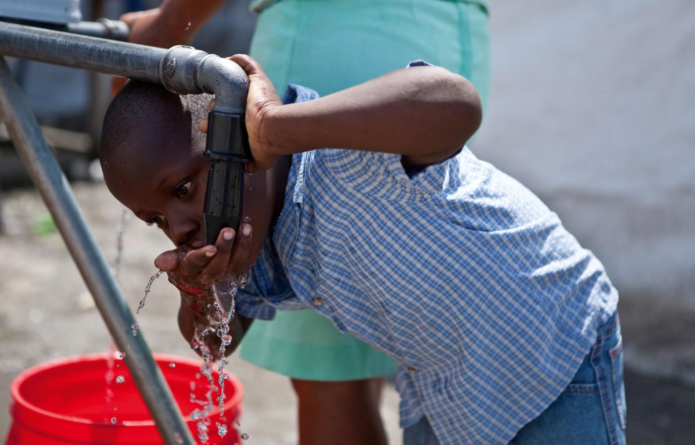 Mettre en place un pompage solaire pour puiser de l’eau potable en profondeur: un des nombreux domaines d’action d’Électriciens sans frontières.