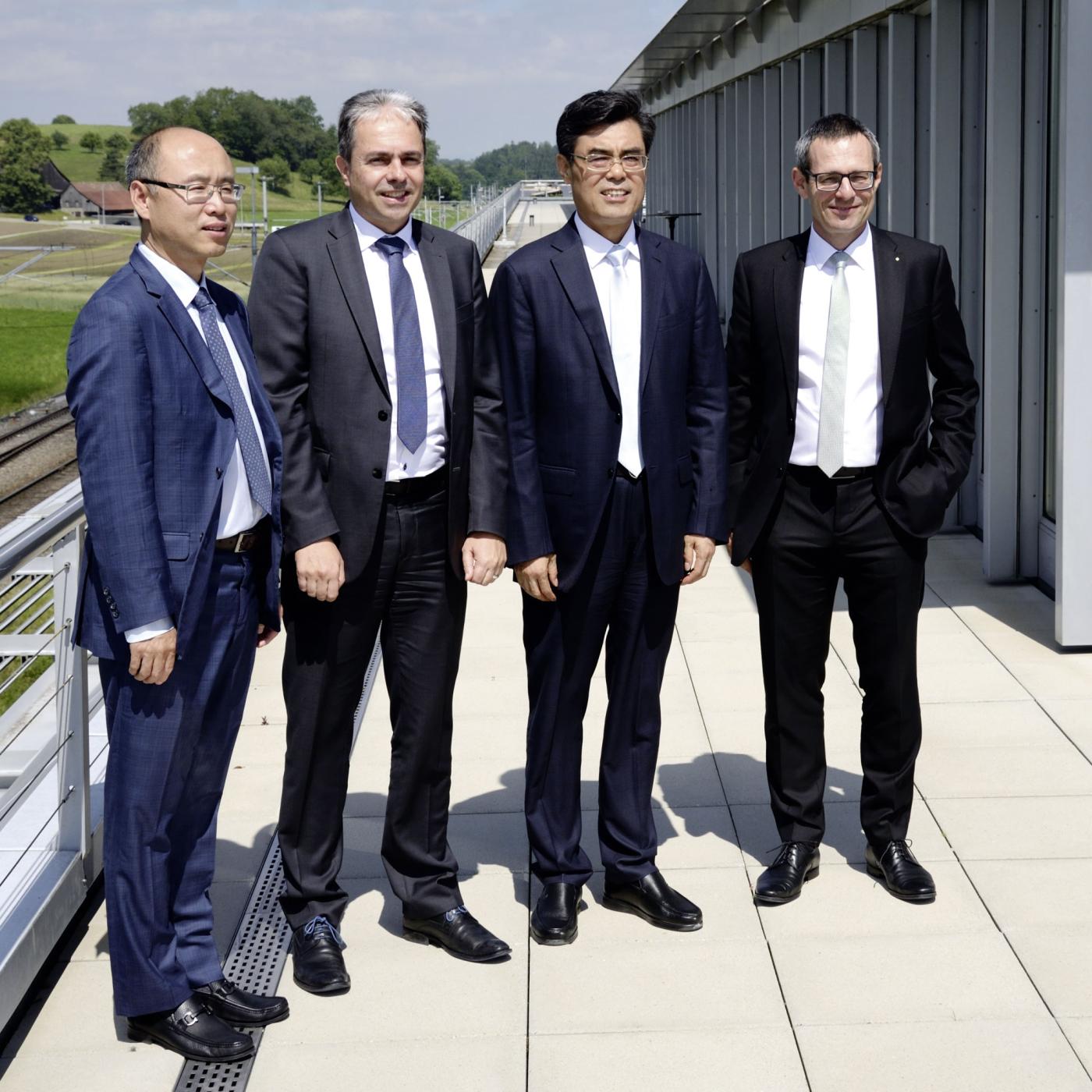 Dr. Jianbin Fan (SGCC), Dr. Samuel Ansorge (Präsident CES Schweiz), Dr. Yinbiao Shu (designierter IEC-Präsident), Markus Burger (Geschäftsführer Electrosuisse; von links).