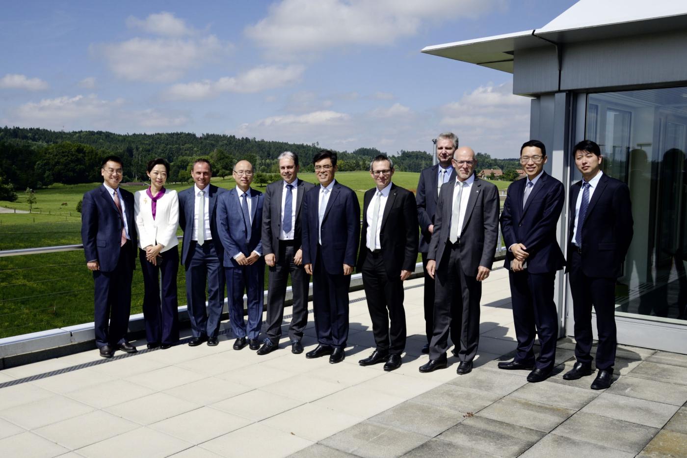 Die chinesische IEC-Delegation mit den Schweizer CES-Repräsentanten in Fehraltorf.