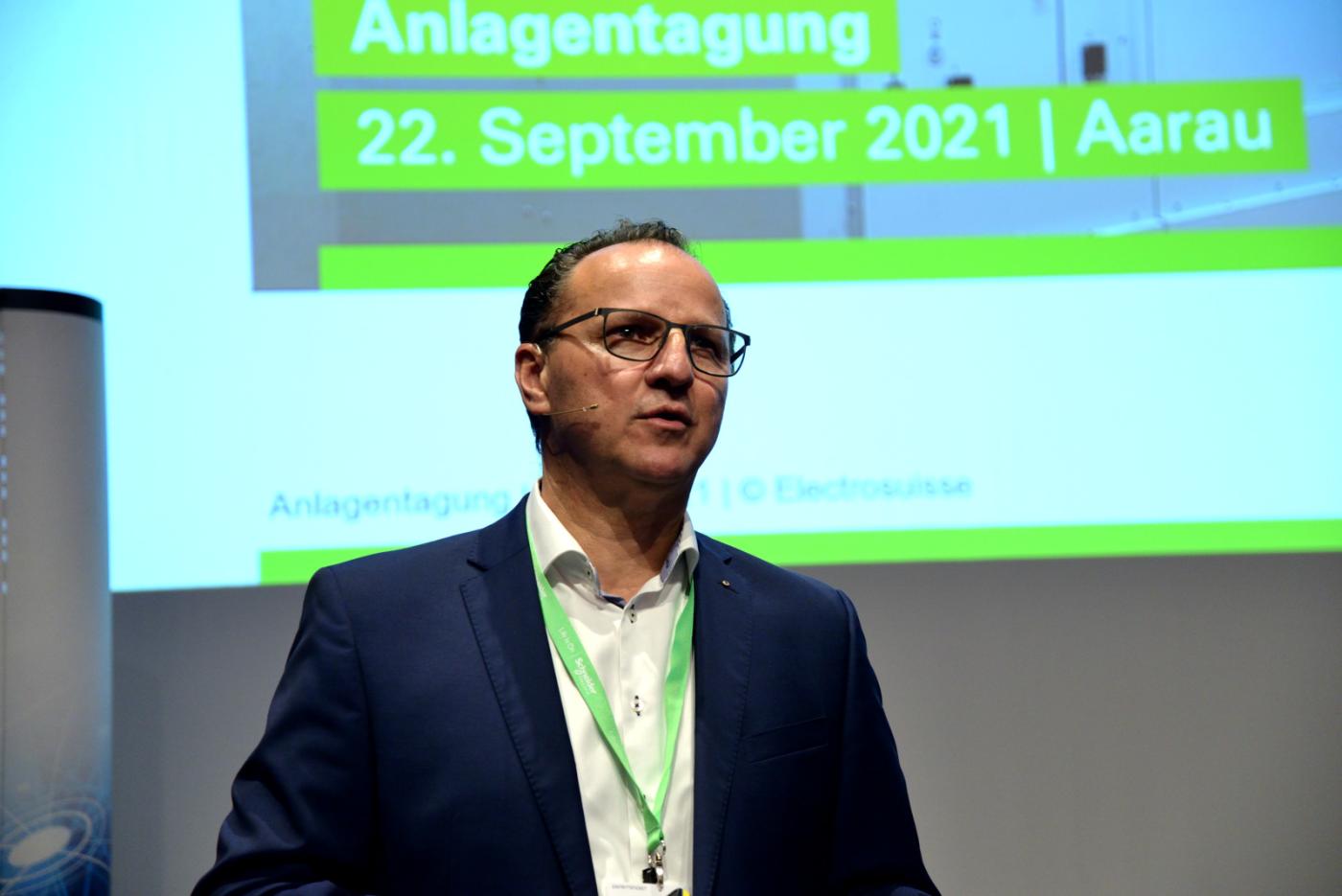 Der Moderator Armin Bolt.