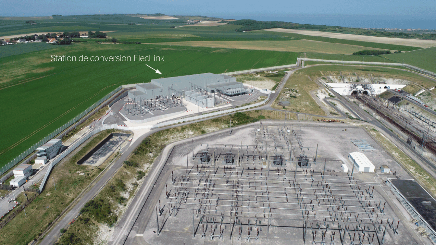 <strong>Figure 5</strong> Réelle proximité des emprises ferroviaires de la station de conversion ElecLink et de la station d’alimentation principale du côté français du tunnel sous la Manche.