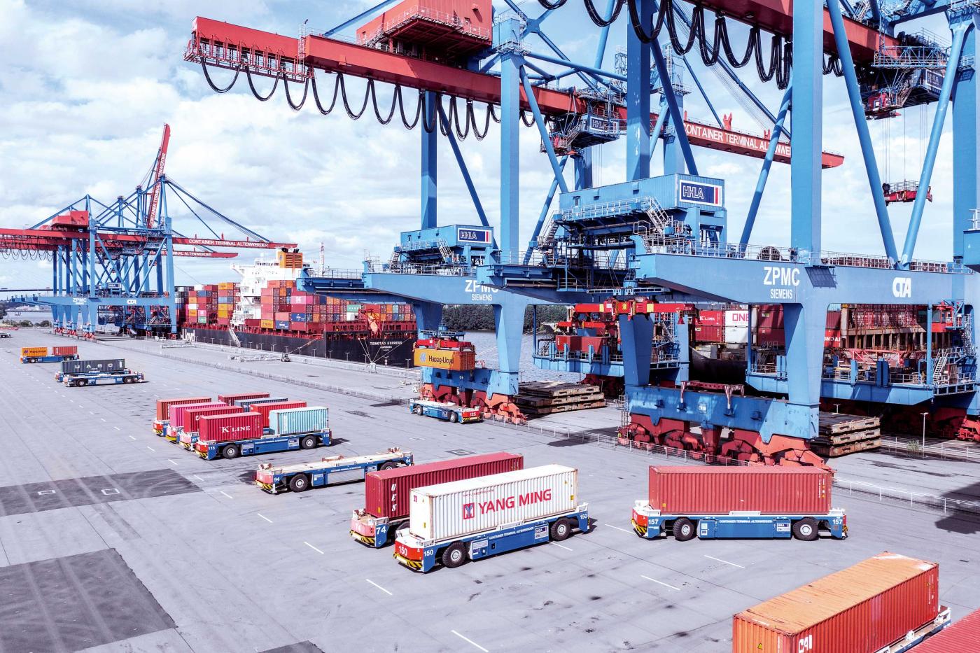 Verteilte KI und Logistik integriert: Im Hamburger Container-Terminal Altenwerder stellen rund 90 autonome Schwerlasttransporter dank einem KI-basierten System nun bis zu 4  MW symmetrische Flexibilität bereit.