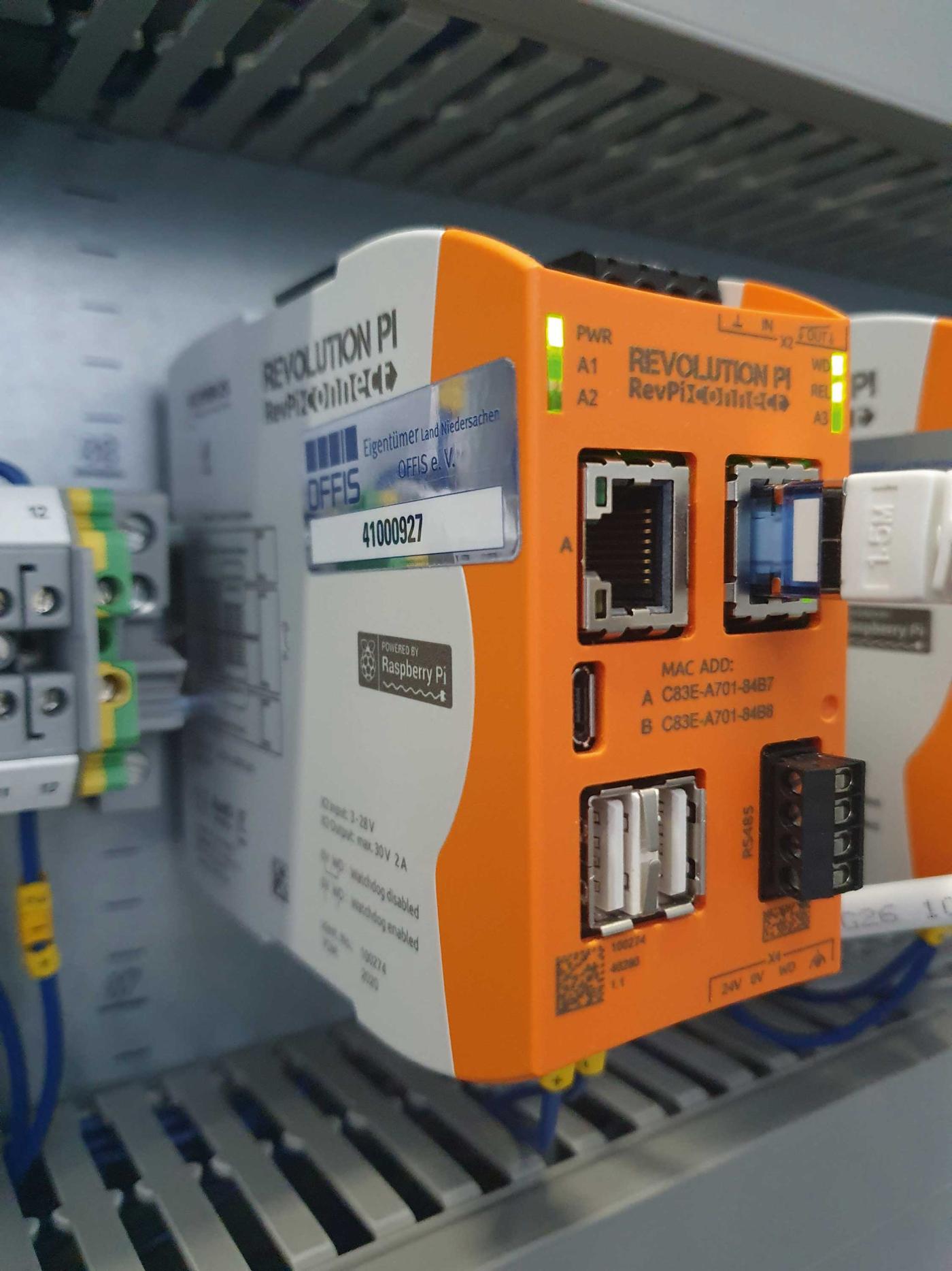 Software-Agenten laufen im Rahmen eines hybriden Feld-Labortests auf geeigneter Hardware sowohl im Feld als auch im Labor, und optimieren somit als Bestandteile des Speicherschwarms den Betrieb der Batterien.