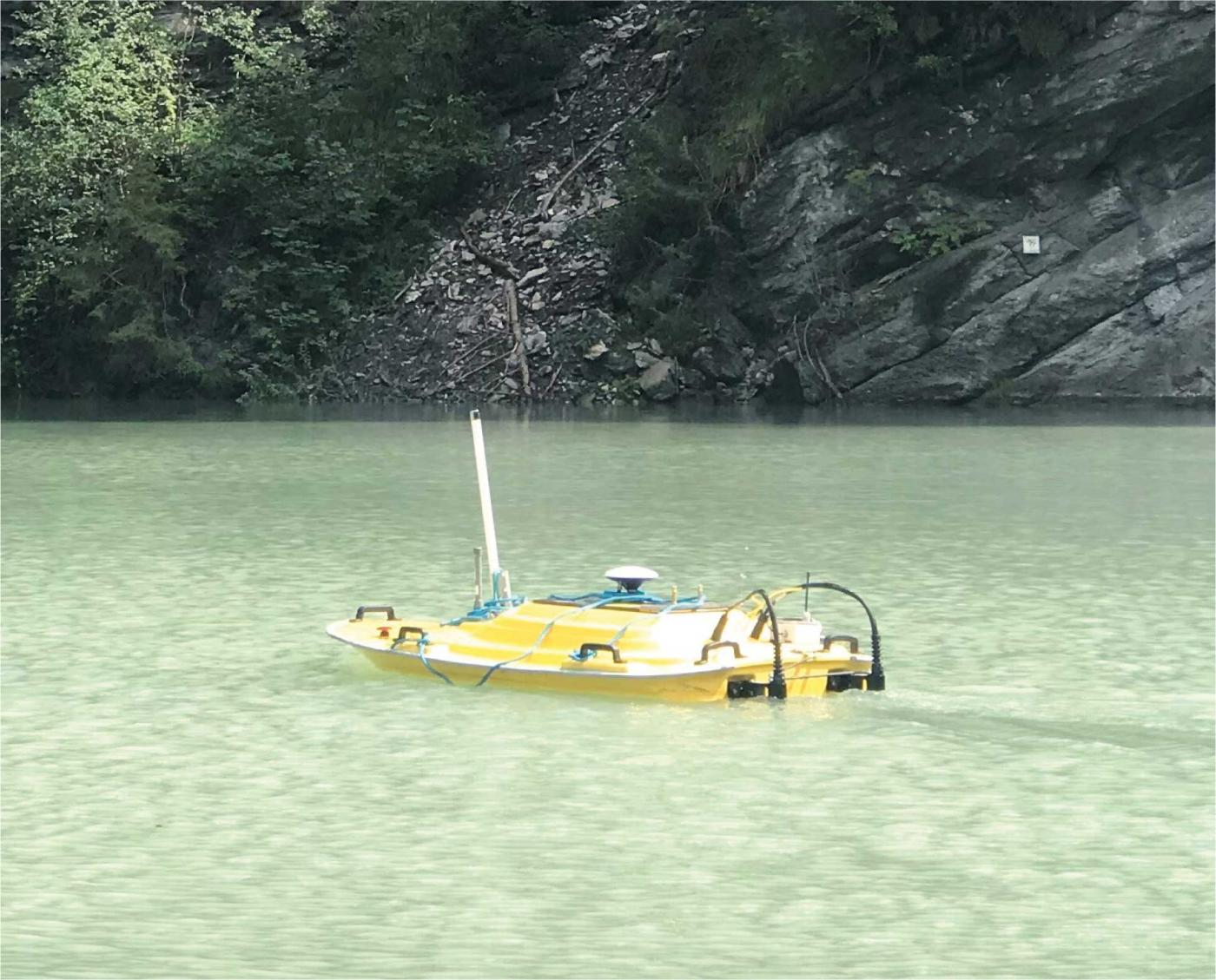 Ein ferngesteuertes Boot mit Messgeräten u.a. für die Erfassung der Höhe des Stauseebodens und der Strömungsgeschwindigkeiten, das vom VAW-Forschungsteam auf dem Solis-Stausee eingesetzt wurde.