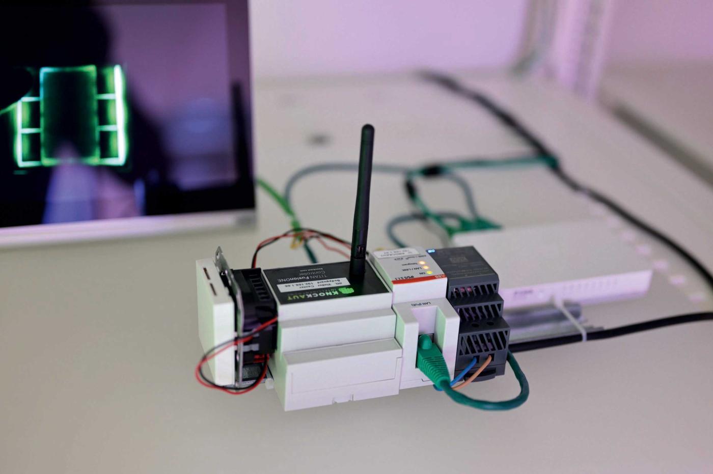 Ein Home Server am iHomelab zur Gebäudesteuerung, bei dem die Sprachinteraktion lokal – ohne Internet – geschieht.