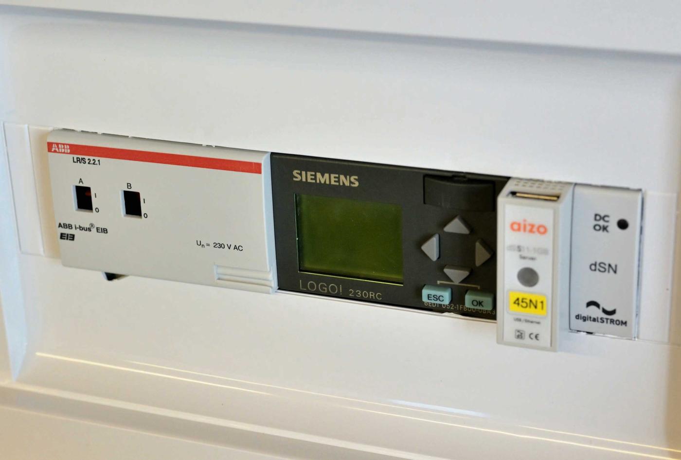 Komponenten eines Home-Energy-Management-Systems: Ein I-Bus-Controller von ABB für die Ansteuerung von Lichtanlagen oder Rolläden, ein Logo!-Zähler von Siemens für die Verbrauchsmessung, ein Aizo-Miniserver mit Logiken, die beispielsweise anhand von Winddaten die Storen einfahren sowie ein Digitalstrom-Netzgerät.