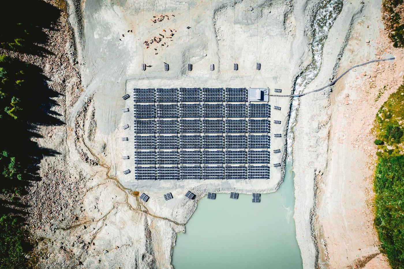 <b>Figure 2</b> Quand le lac des Toules est vidangé, le parc flottant repose sur une plateforme constituée de matériaux de remblai dont la hauteur atteint près de 7 m par endroits.