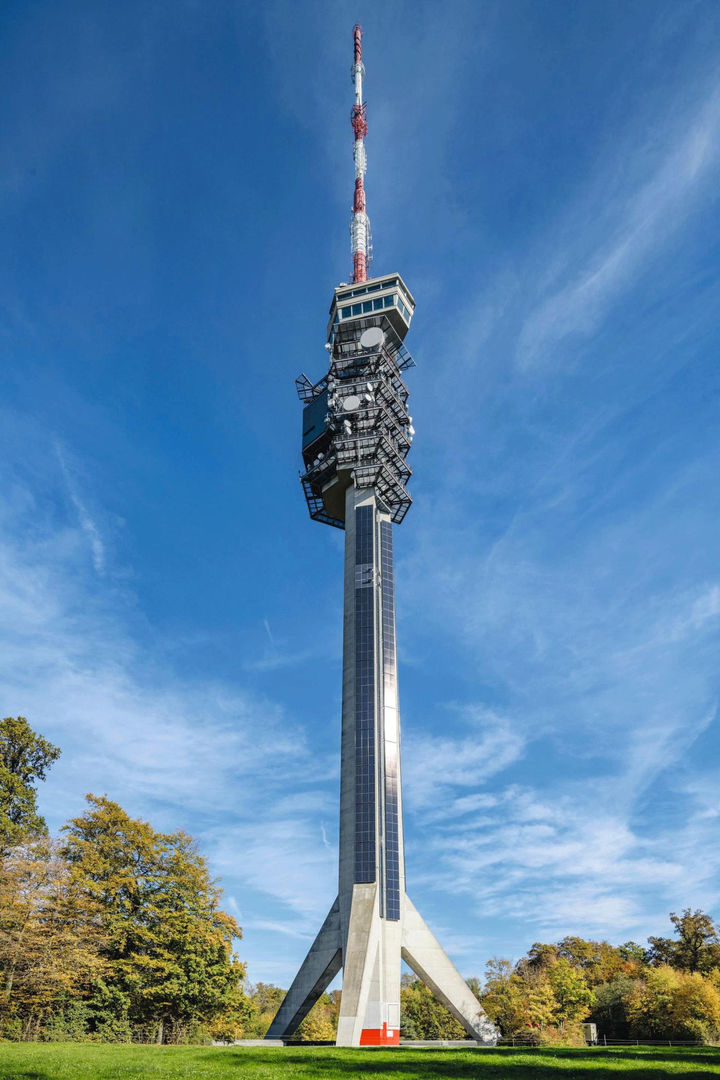 Vier Flächen des Turmschafts des 250 m hohen Sendeturms auf St. Chrischona wurden 2017 mit PV-Modulen ausgestattet.