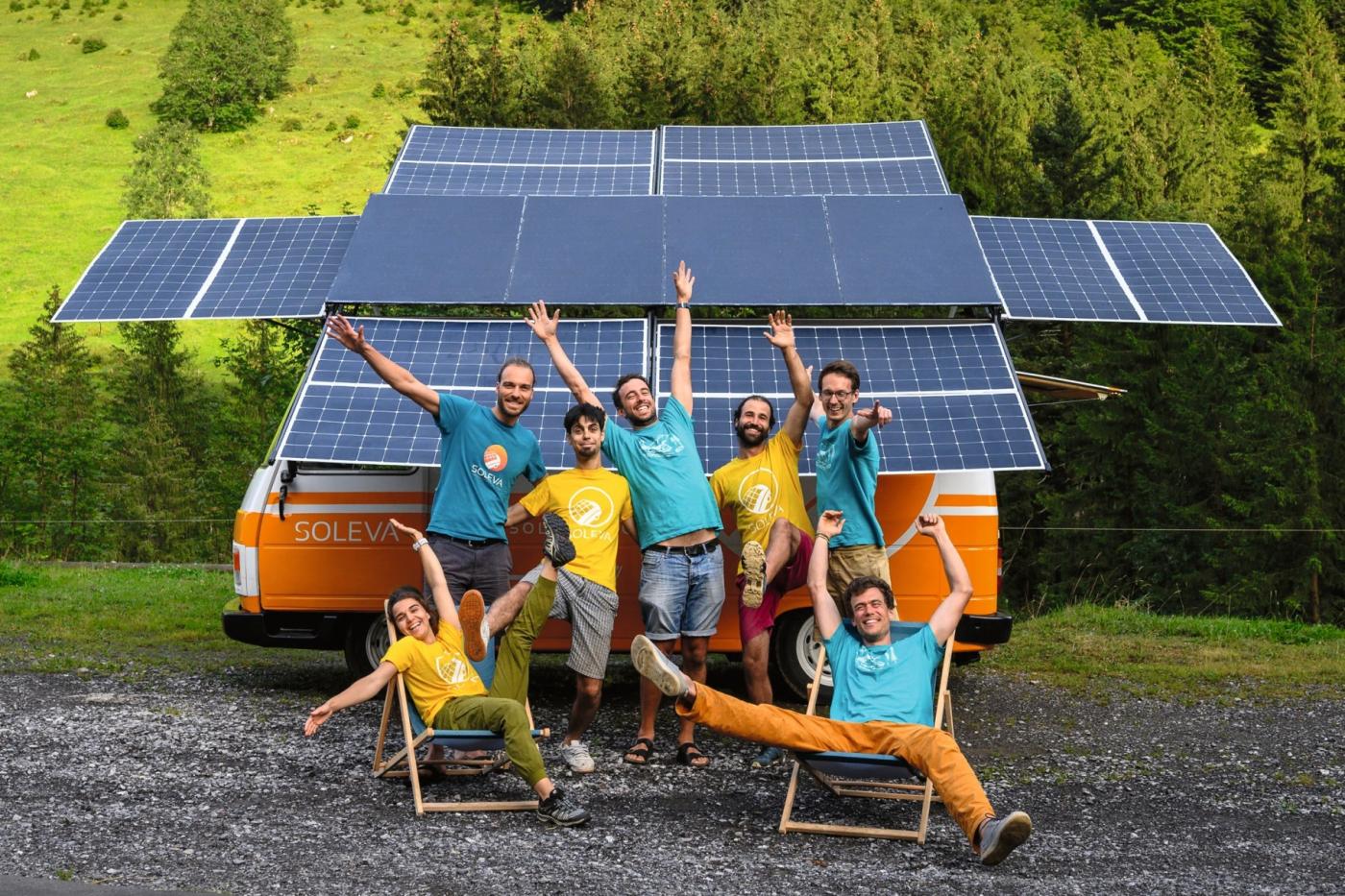 <b>Figure 4</b> Une partie de l’équipe de Soleva lors de son tour de Suisse: Sara Bossuyt, Tobia Wyss, Nicola Offeddu, Lucanael Kopf, Curdin Wüthrich, Matthieu Bourgois et Max Chevron (de g. à d.).