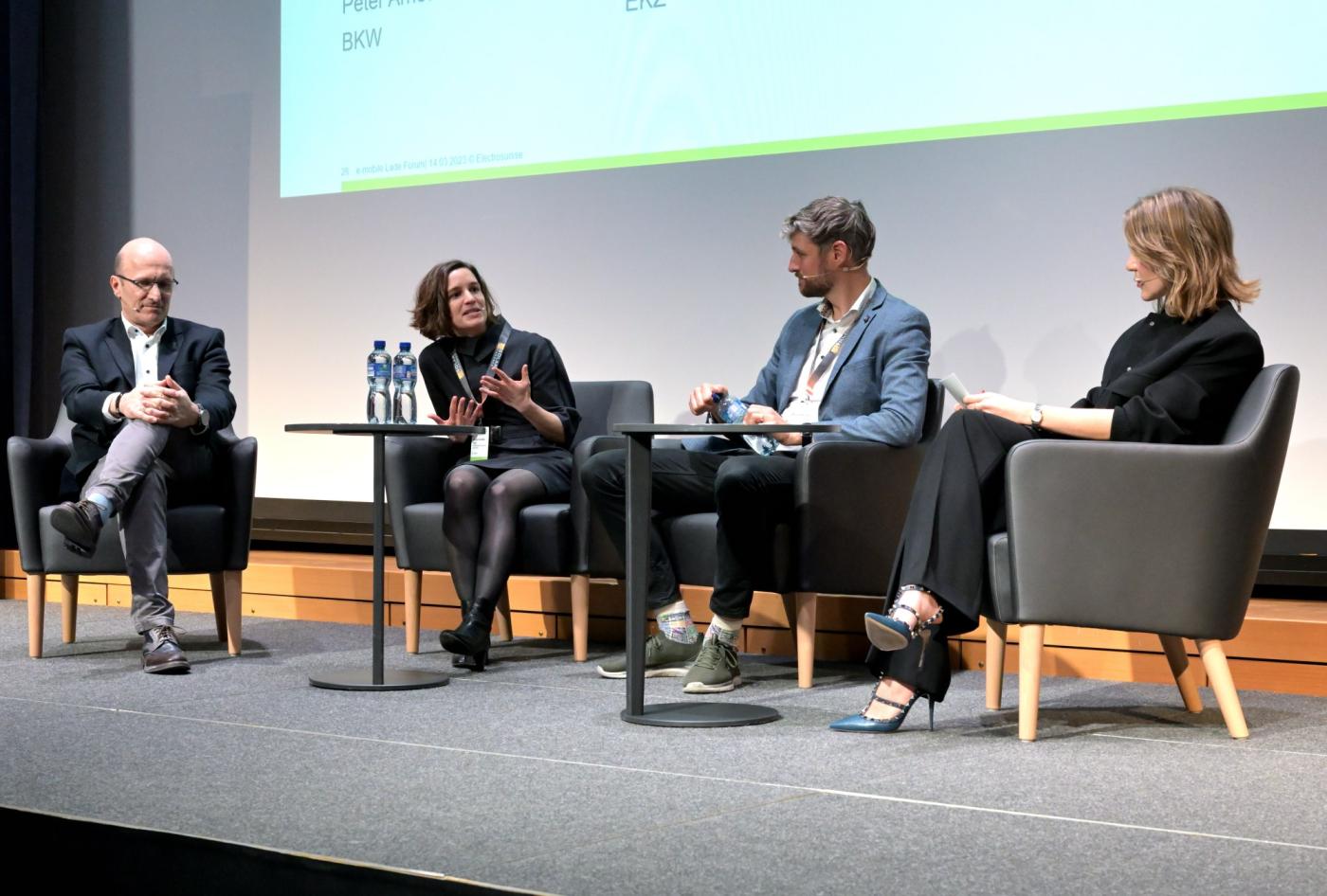 Peter Arnet, Marina González Vayá und Moritz Krieger mit Moderatorin Sarah Schütz (v.l.).