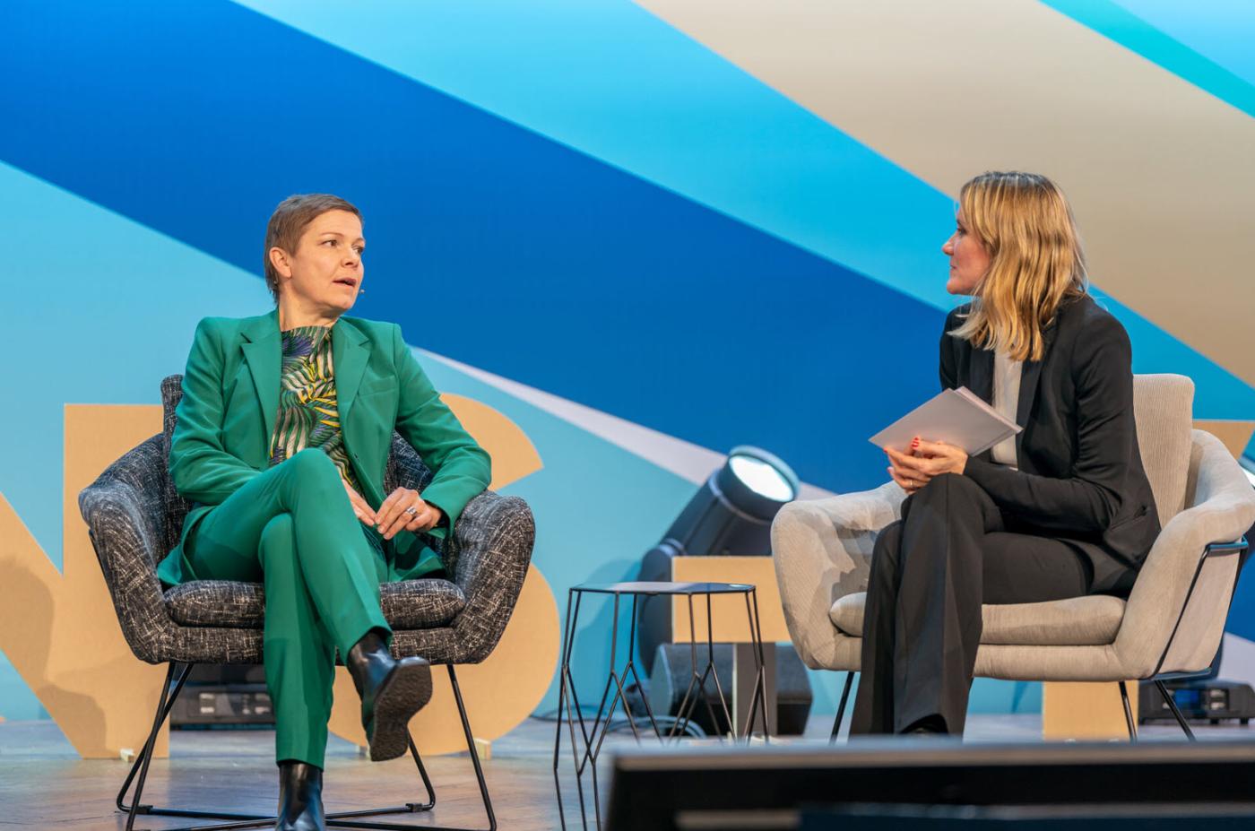 Antje Kanngiesser im Gespräch mit der Moderatorin Barbara Lüthi (v.l.).