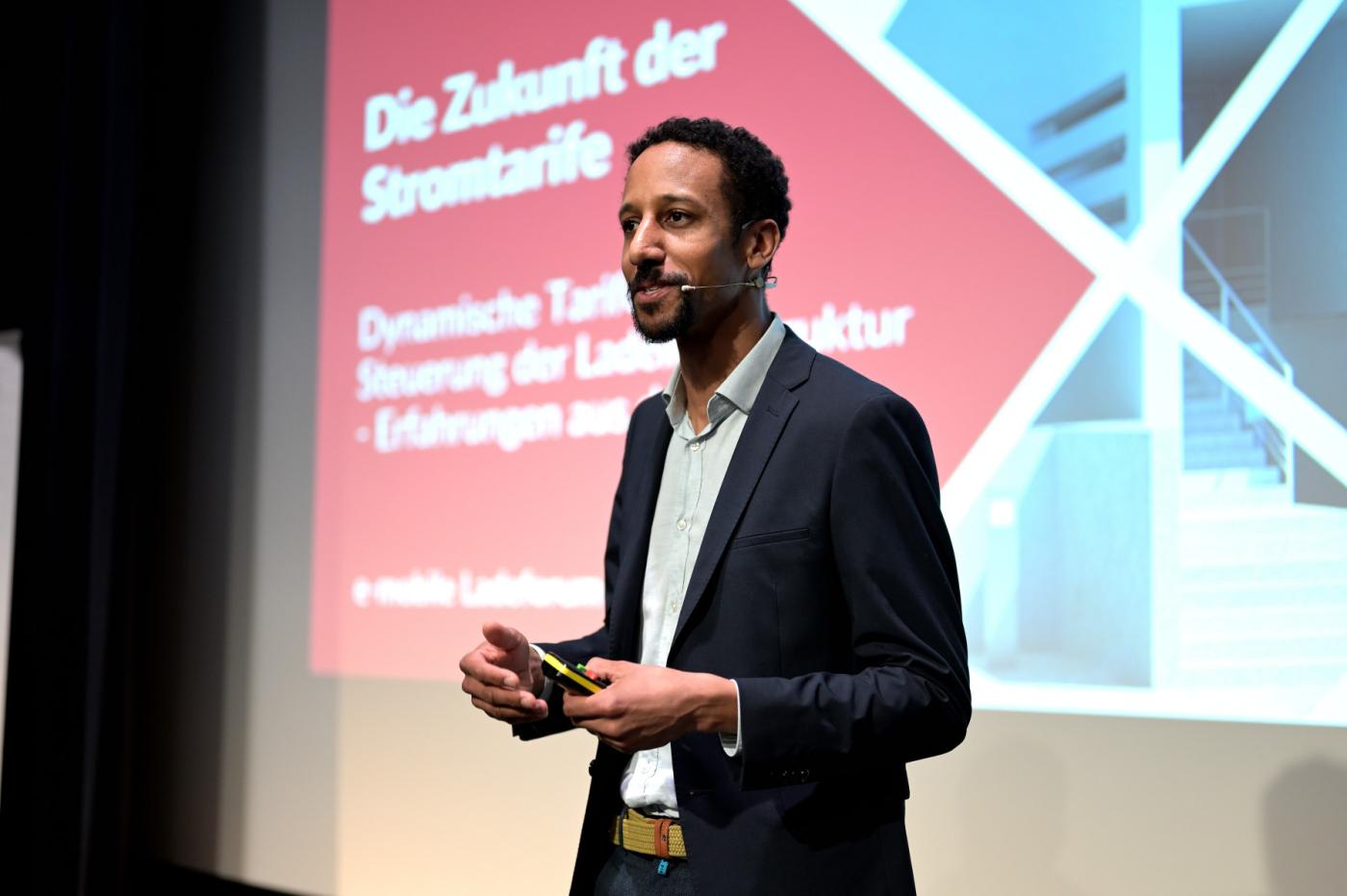 Gino Agbomemewa von Clemap erläuterte anhand eines Pilotversuchs, welches Sparpotenzial beim Laden mit dynamischen Tarifen möglich ist.