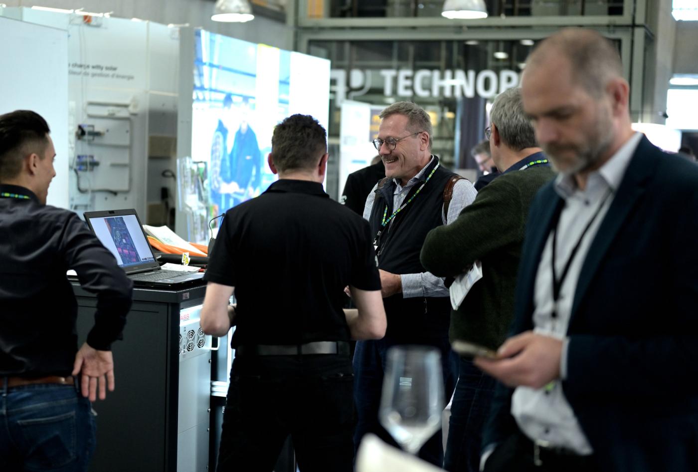 Die grosse Ausstellung von Ladestationen ermöglichte inspirierende Gespräche.