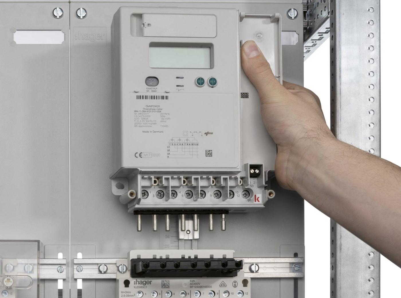 Wird eine Zählerklemme installiert, kann der Zähler später ausgetauscht werden, ohne dass der Strom beim Endkunden unterbrochen wird. Im Bild ist der Überbrückungsgriff mit der Klemme von Hager durch den Schlitten verriegelt, welcher gegen ein unbeabsichtigtes Abziehen und Fehlmanipulation unter Spannung schützt.