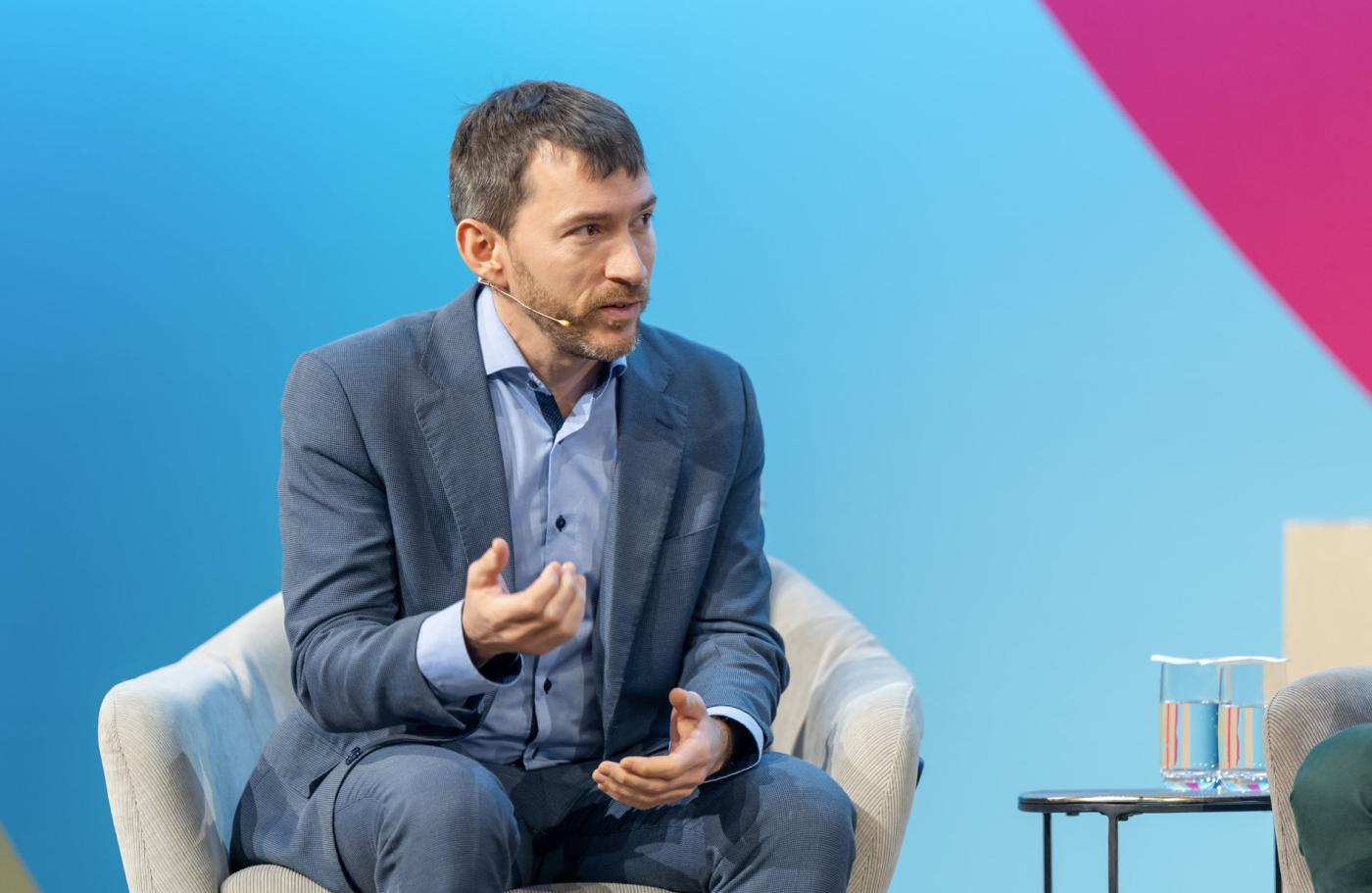 Christof Bucher von der BFH erläutert in einer Podiumsdiskussion seine Sicht.