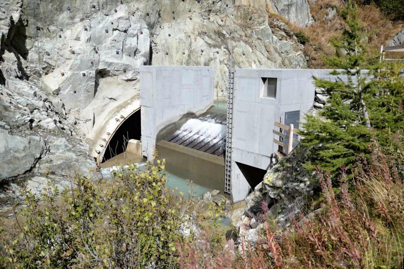 Fassung des hochalpinen Wasserkraftwerks Gletsch-Oberwald. Dieses Kraftwerk ist ein gutes Beispiel für eine konsensbasierte Kombination aus hydraulischer Energieerzeugung mit begleitenden Umweltmassnahmen, denn dank den Revitalisierungsmassnahmen erhielt die Rhone in Oberwald wieder ihren ursprünglichen Charakter.