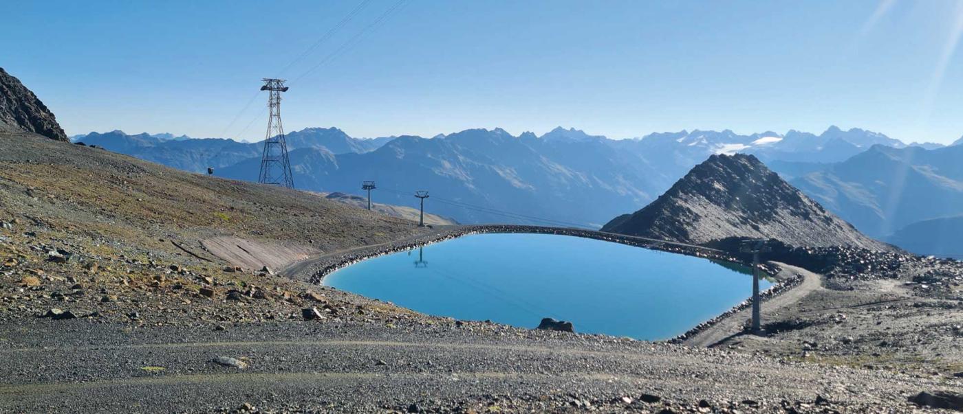 Der befüllte Totalpsee ist bereit für die Beschneiung im nächsten Winter.