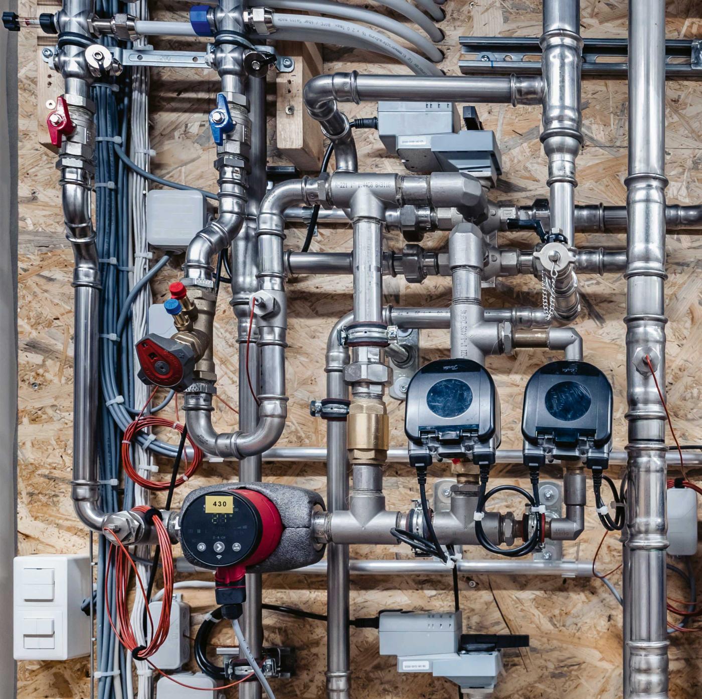 <b>Bild 5</b> Ansicht der Hydraulik für eines der zwölf Wandsysteme bestehend aus der Gruppenpumpe, den zwei Durchgangsventilen und dem Sechswegekugelhahn Heizen/Kühlen.
