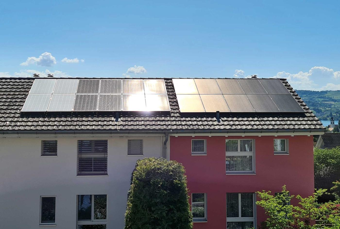 <b>Bild 3</b> Blendung im Standardsolarglas, nicht jedoch auf den Folien. Von links: eine Reihe PV-Print, eine Reihe Phytonics, vier Reihen Standardmodule sowie rechts Deflect-Module. Die linken Deflect-Module deuten bereits einen Blendfleck an.