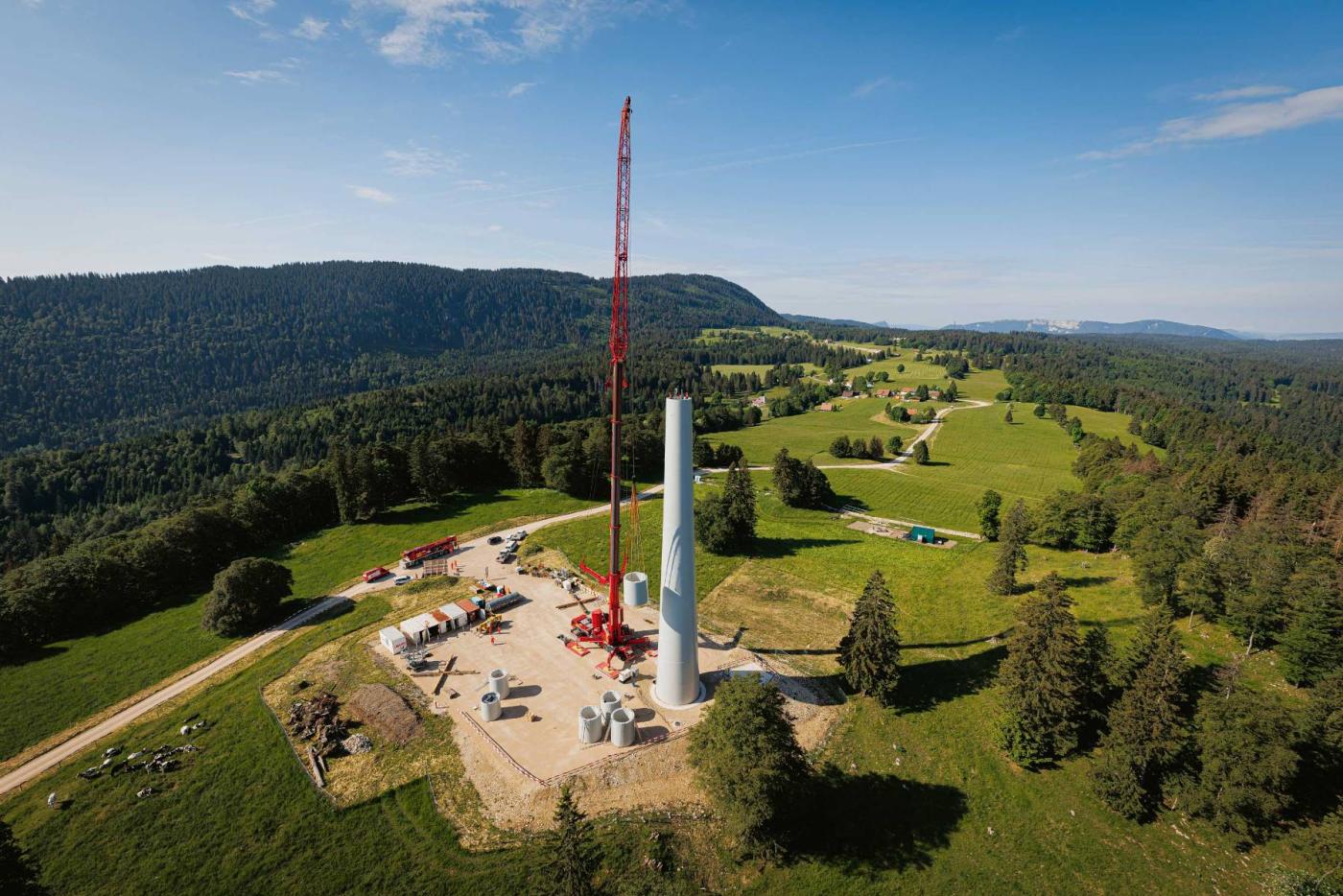 <b>Figure 1</b> Des aménagements temporaires ont dû être réalisés aux pieds des éoliennes pour stocker le matériel lors de la construction du parc.
