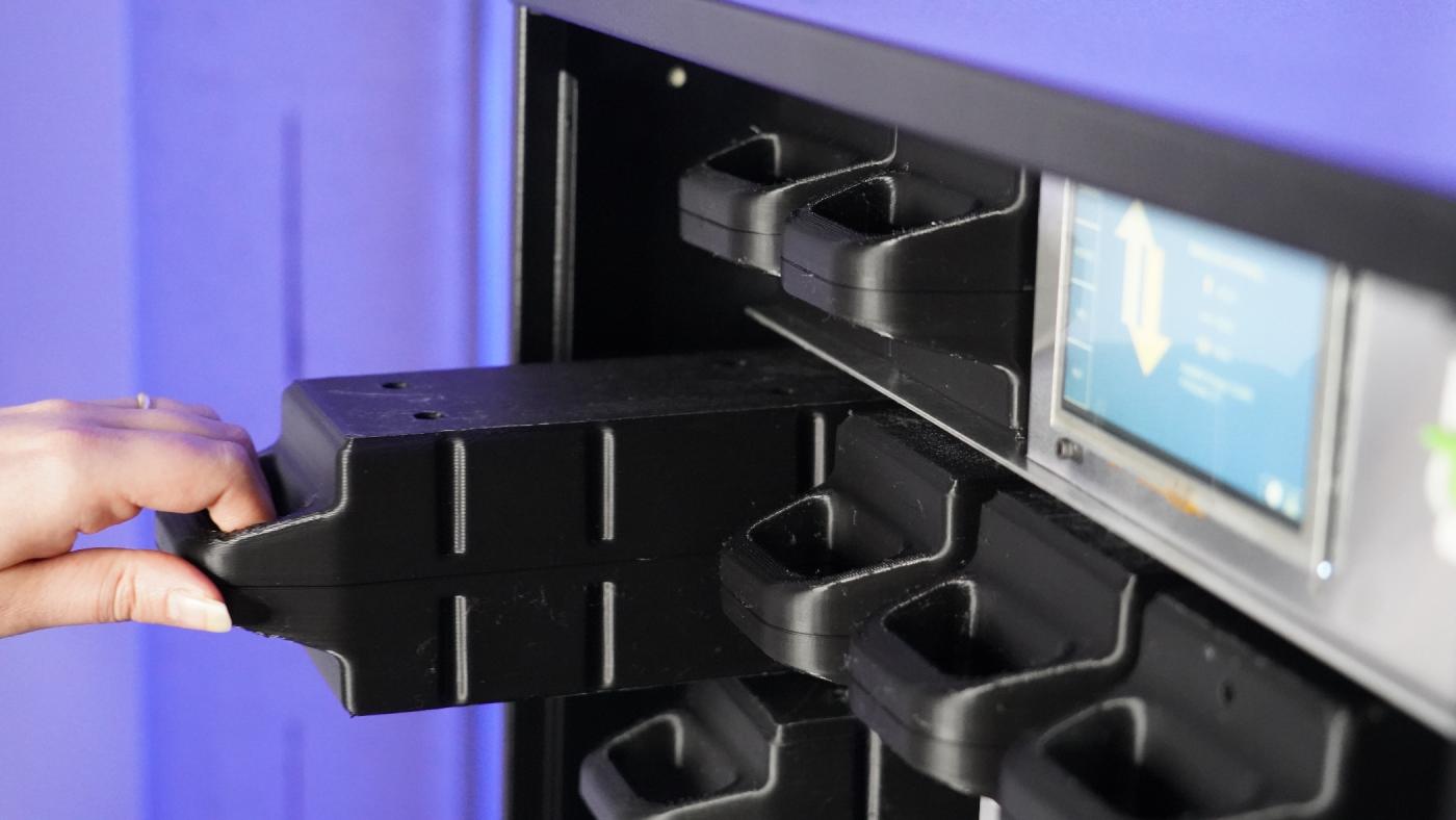<b>Figure 2</b> Les modules des batteries d’Evolium peuvent être échangés en tirant simplement sur leur poignée.