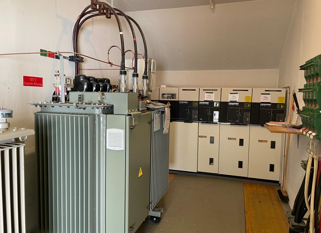 Mit regelbaren Ortsnetztransformatoren (RONT) lässt sich die Spannungsqualität im Netz halten. Überspannungen können mit ihnen vermieden werden.