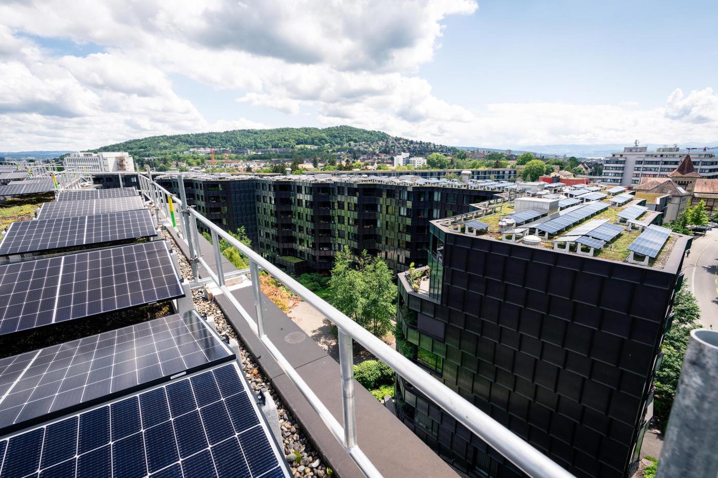 Le complexe résidentiel «Guggach», à<nbsp>&nbsp;</nbsp>Zurich, est doté d’une installation solaire sur toiture et de 80<nbsp>&nbsp;</nbsp>stations de recharge bidirectionnelles dans le parking souterrain.