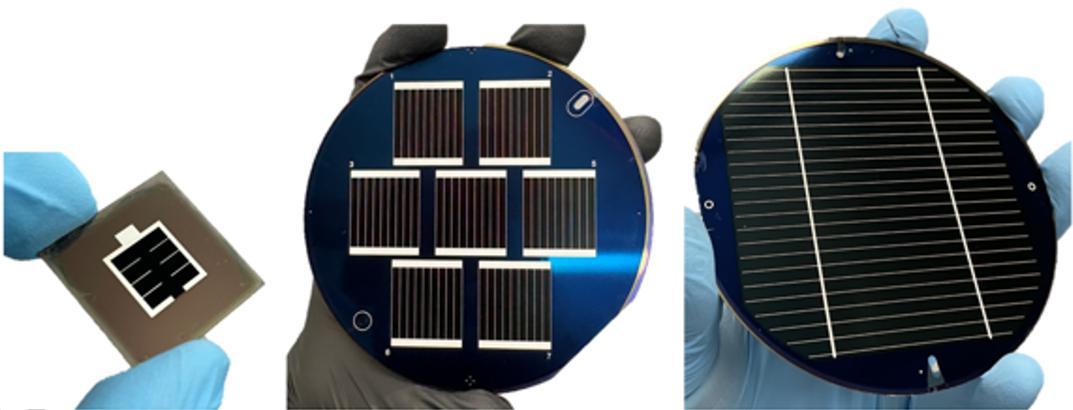 Photographies de cellules solaires à triple jonction de 1, 4 et 54<nbsp>&nbsp;</nbsp>cm<sup>2</sup>, illustrant le passage à l’échelle du procédé.