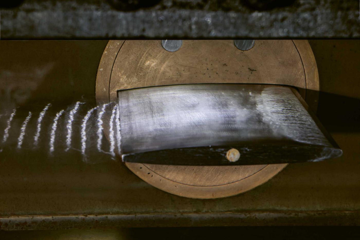 <strong>Figure 1</strong> Visualisation des tourbillons de <span class="nowrap">Kármán</span> et de la cavitation dans le sillage d’un profil, avec cavitation attachée au bord d’attaque, lors de tests réalisés dans le tunnel de cavitation à haute vitesse de l’EPFL.