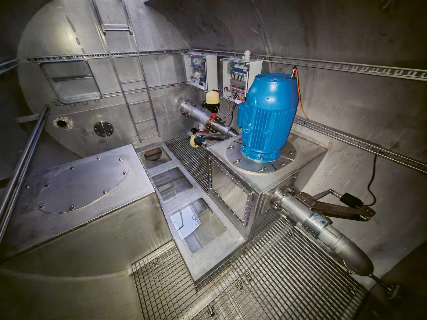 <span class="nowrap"><strong>Figure 3</strong></span> Mise en service en <span class="nowrap">janvier 2026,</span> cette petite turbine <span class="nowrap">Pelton</span> standardisée de <span class="nowrap">15 kW</span> pour un débit nominal de <span class="nowrap">32 l/s</span> et une chute nette de <span class="nowrap">58 m,</span> utilise l’eau potable de la commune de Zillis-<span class="nowrap">Reischen/GR.</span>