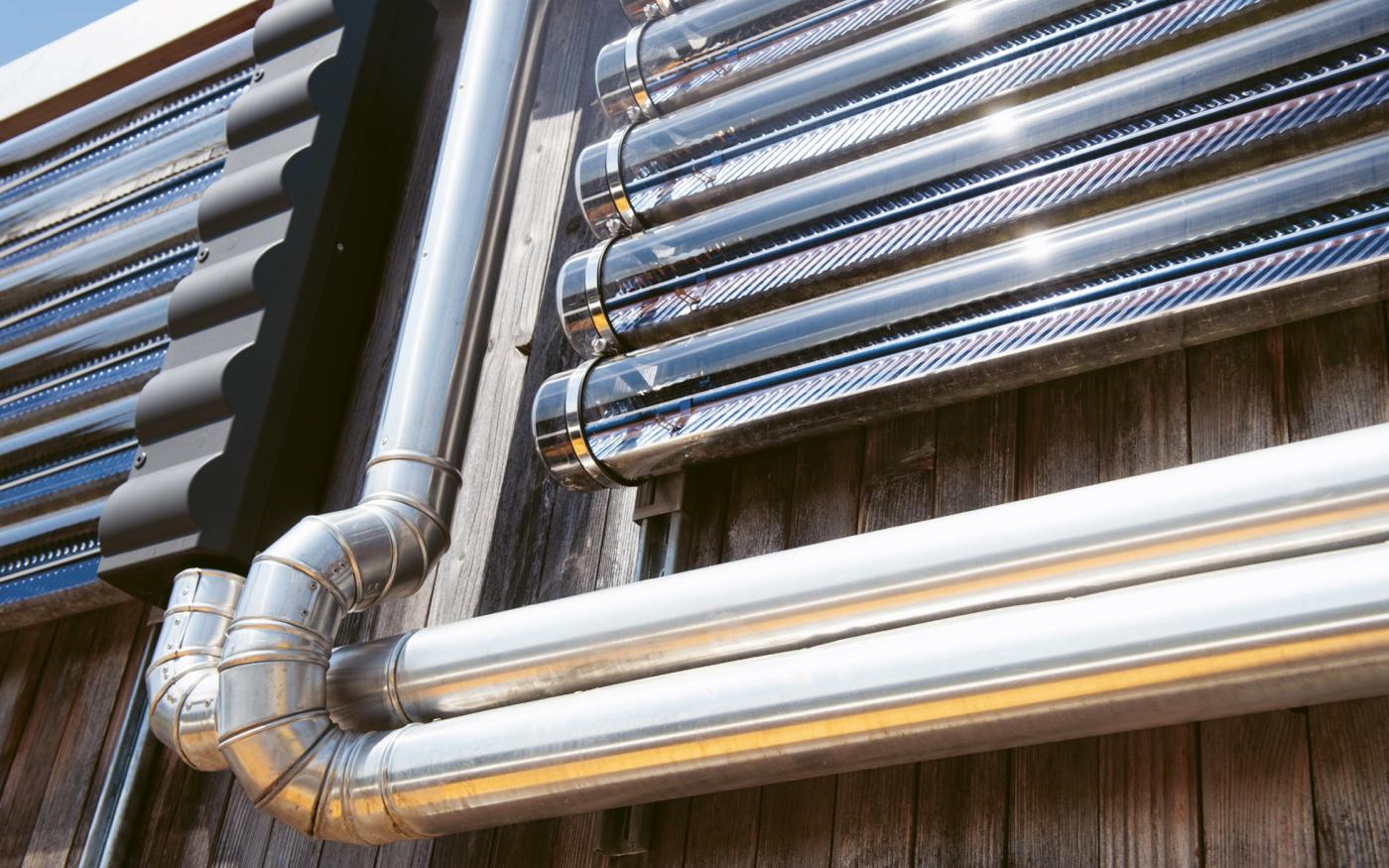 Die Solarthermie-Röhrenkollektoren an der Fassade des Einfamilienhauses in Villars-sur-Glâne (FR) liefern Energie für Raumwärme und Warmwasser.&nbsp;